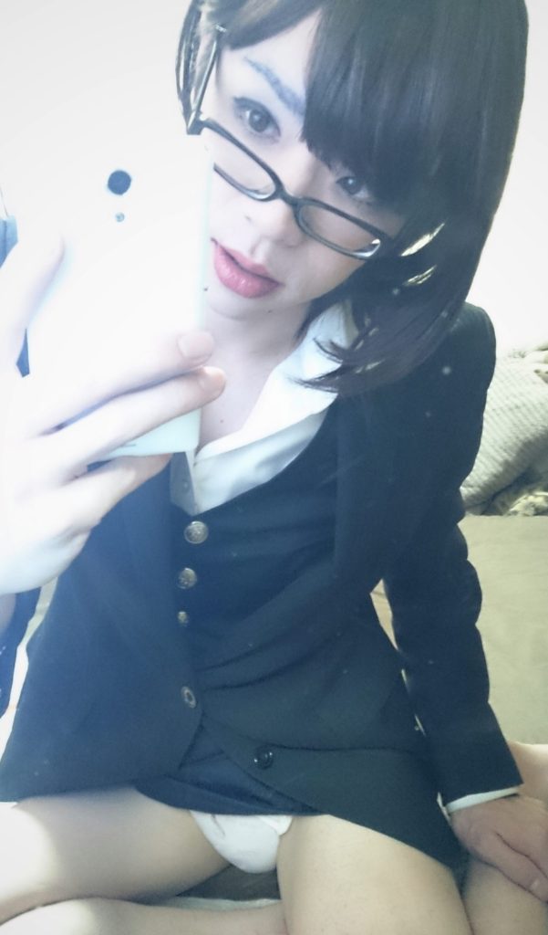 【18歳～20代女装娘エロ画像】 OL制服女装でセクシーパンモロする男の娘 ユウキちゃん