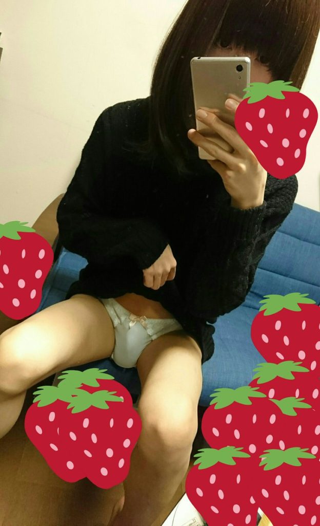【18歳～20代女装娘エロ画像】 真っ白パンティをもっこり膨らませるスリム体系な男の娘 ふらごーらちゃん