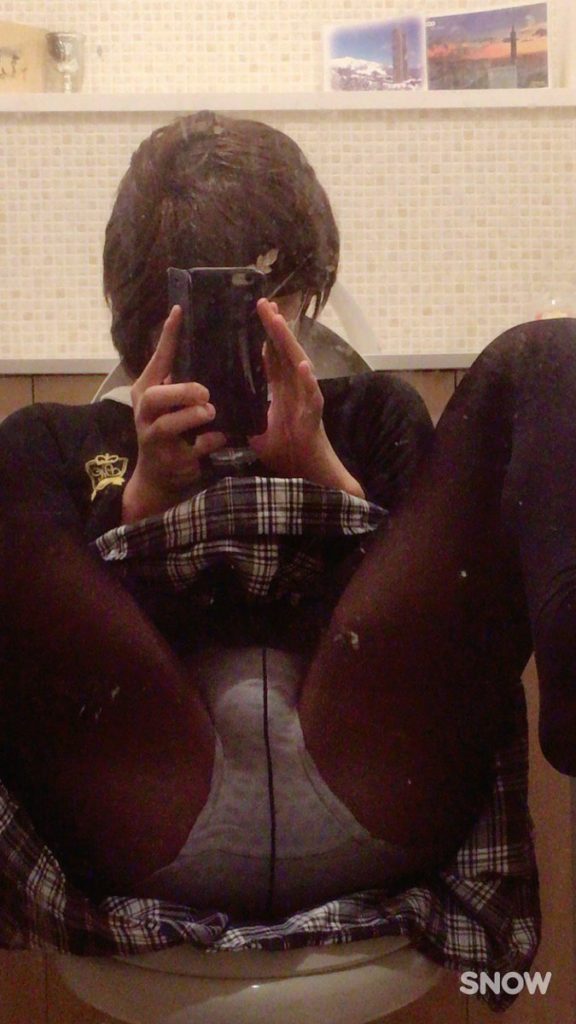 【18歳～20代女装娘エロ画像】M字でストッキング越しにもっこりパンチラするエッチな男の娘 瑠美ちゃん