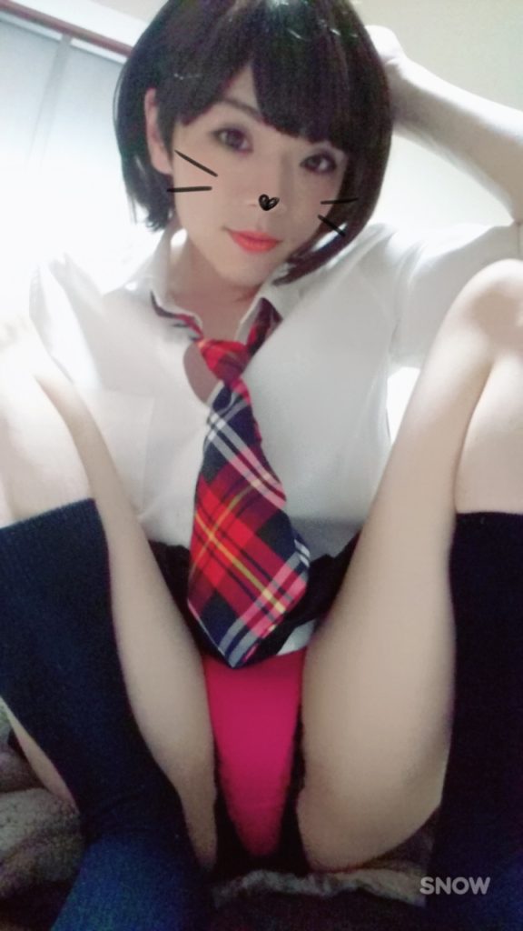 【18歳～20代女装娘エロ画像】ド派手なピンク色パンティでM字開脚パンチラする姿がエッチな男の娘 ユウキちゃん