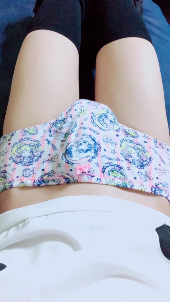 【18歳～20代女装娘エロ画像】アニメキャラのロリパンをもっこりパンモロする姿がエッチな男の娘 ちはるちゃん