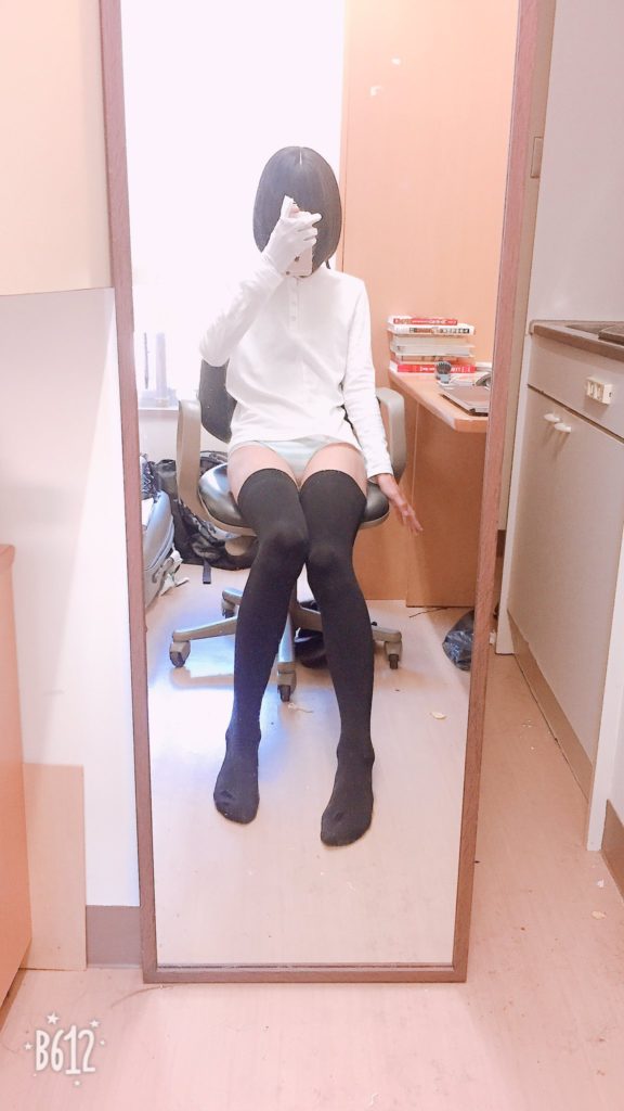 【18歳～20代女装娘エロ画像】綺麗な太ももの隙間から横縞パンティを丸出しにするスリム体系のエッチな男の娘 木戸ちゃん