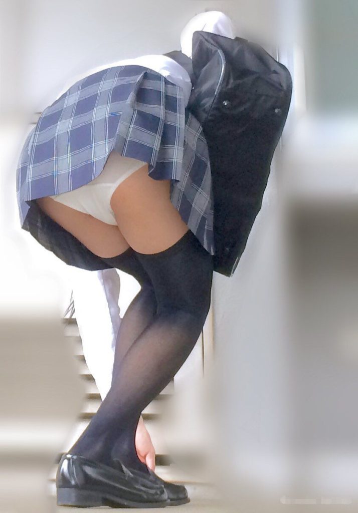 【18歳～20代女装娘エロ画像】制服ミニスカ姿で前屈みになって純白下着を後ろからパンチラする姿がエッチ過ぎる男の娘 サバンナ兄貴ちゃん