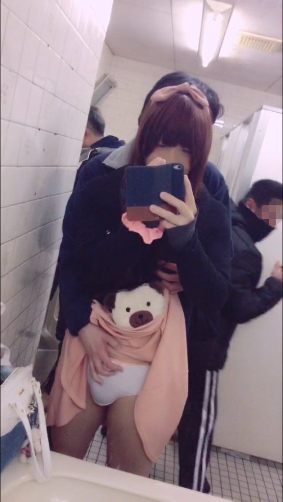 【18歳～20代女装娘エロ画像】発展場でミニスカを捲られて純白無地下着をパンチラする姿がエッチな男の娘 ふわとろりみこㄘんちゃん