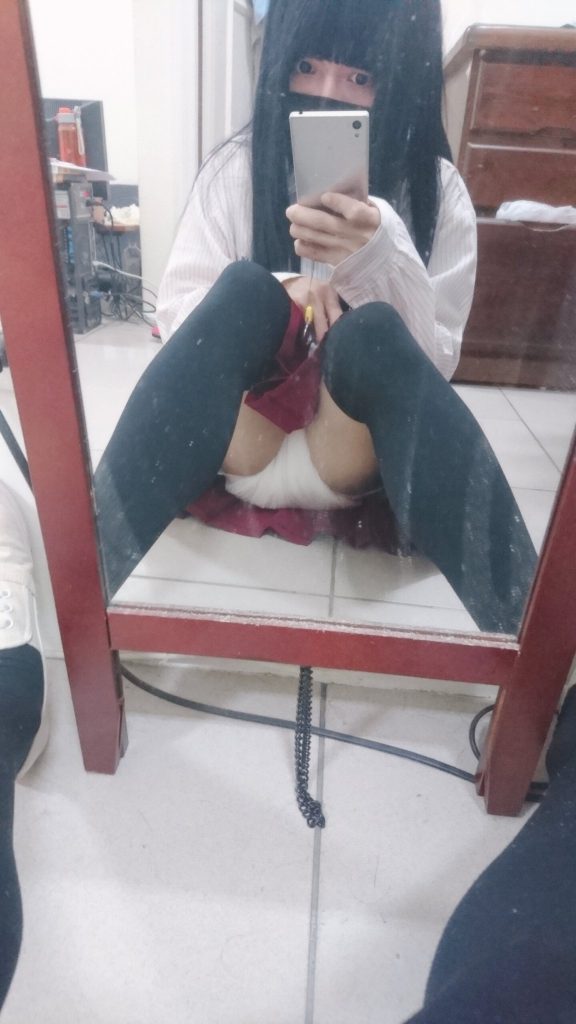 【18歳～20代女装娘エロ画像】ミニスカから純白オムツを丸出しにして見せる姿がエッチ過ぎるロリ顔の男の娘 Yuuちゃん