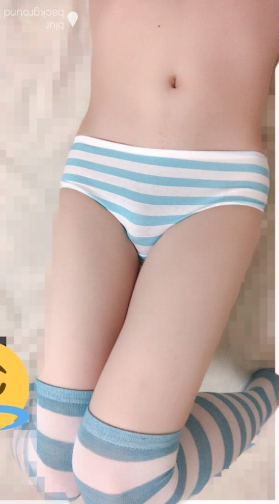 【18歳～20代女装娘エロ画像】綺麗な白い太ももを見せながら横縞下着をパンモロする姿がエッチ男の娘 めるここちゃん