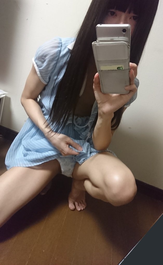 【18歳～20代女装娘エロ画像】スカートをめくって純白下着をパンチラする姿がエッチ過ぎるスリム体系の男の娘 ふらごーらちゃん