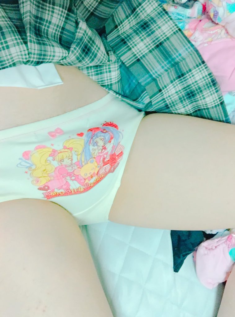 【18歳～20代女装娘エロ画像】アニメキャラパンティをパンモロする姿がエッチ過ぎる男の娘 なむたちゃん