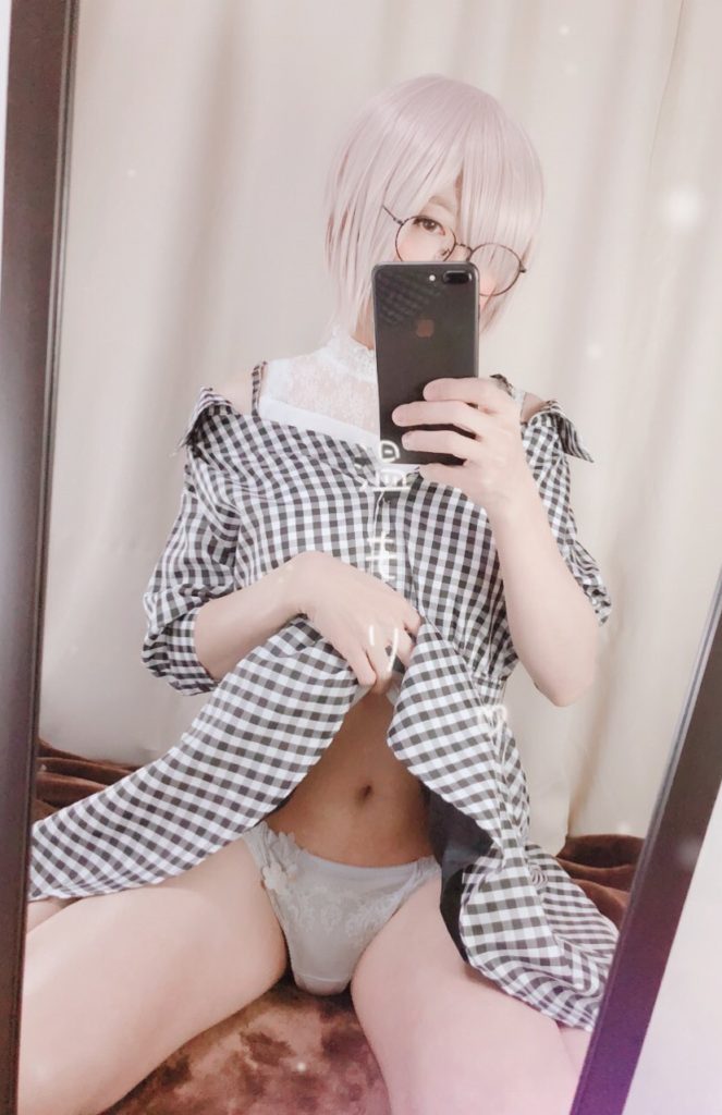 【18歳～20代女装娘エロ画像】スカートをたくし上げてパンチラする姿がエッチ過ぎる2.5次元系男の娘 ゆきちゃん