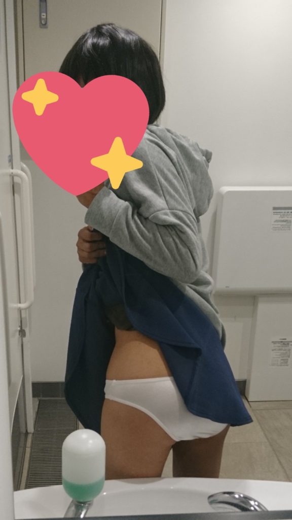 【18歳～20代女装娘エロ画像】自分でミニスカをめくって純白下着をパンモロする姿がエッチ過ぎる男の娘 XxinoxXちゃん