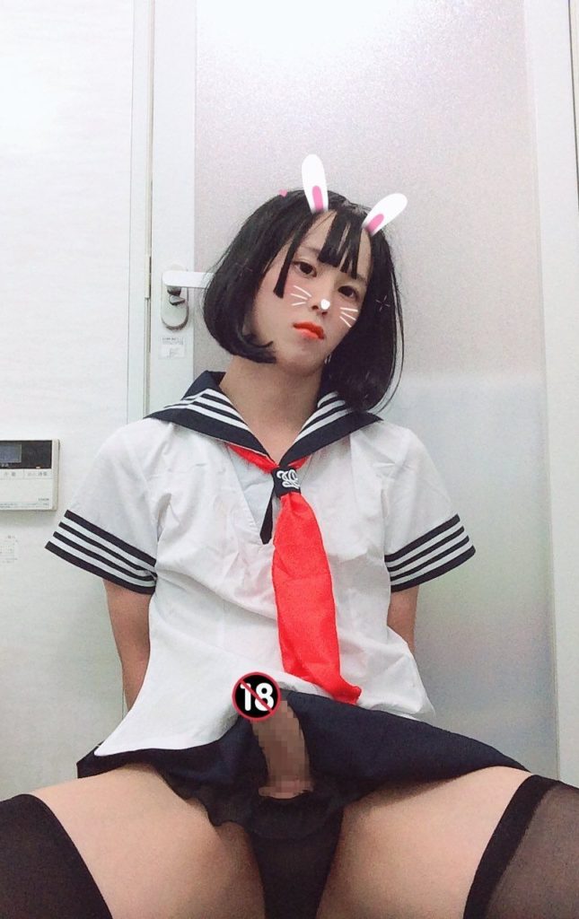 【18歳～20代女装娘エロ画像】セーラ服姿で勃起したペニクリを丸出しにして晒すエッチな男の娘 さやそなちゃん