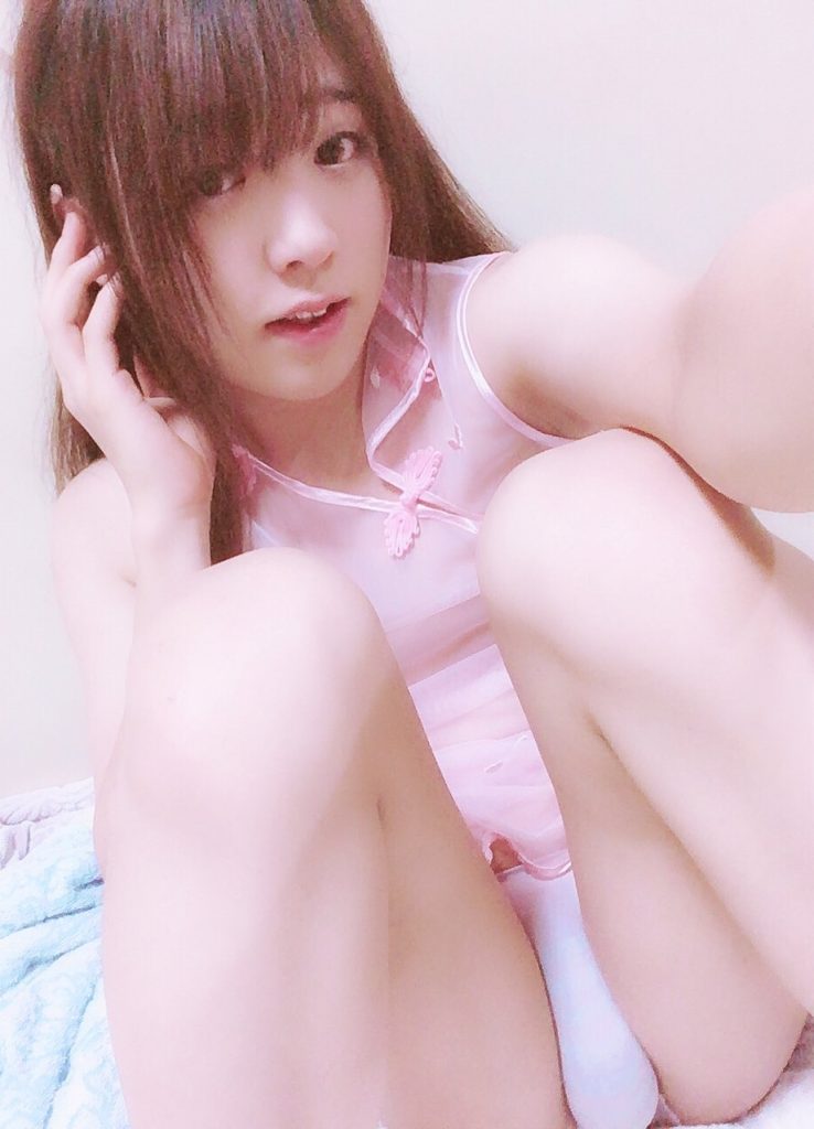 【18歳～20代女装娘エロ動画】パンティをⅯ字開脚でもっこりパンチラする姿がエッチな男の娘 すあまくんちゃん