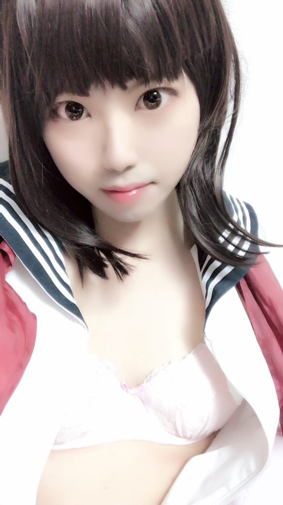 【18歳～20代女装娘エロ画像】純白のブラジャーをブラチラするセーラ服姿がエッチな美少女系男の娘 悠月ちゃん
