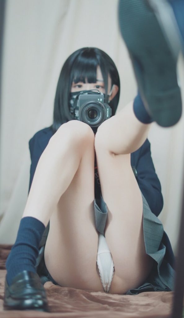 【18歳～20代女装娘エロ画像】JK風の制服姿で純白下着を正面からパンチラする姿がエッチ過ぎる男の娘 ゆきちゃん
