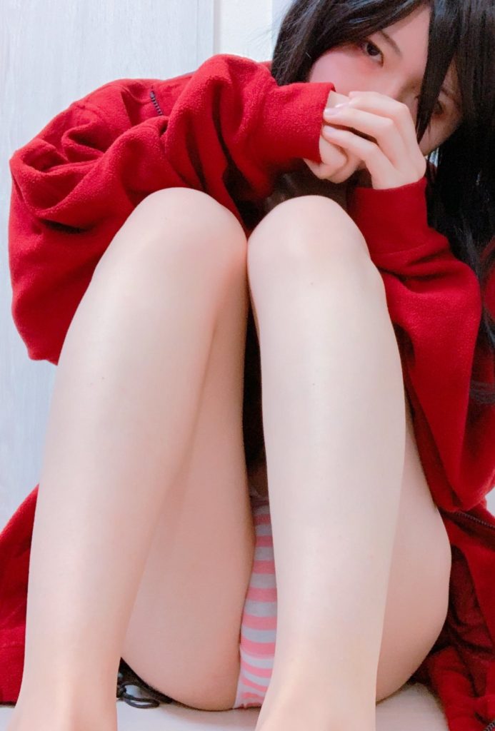 【18歳～20代女装娘エロ画像】正面から横縞パンティをパンチラする姿がエッチ過ぎる男の娘 しろ狼ちゃん