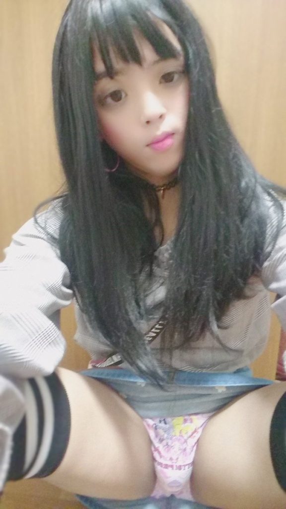 【18歳～20代女装娘エロ画像】キャラパンティを正面からパンチラする姿がエッチ過ぎる男の娘 裕理亜ちゃん