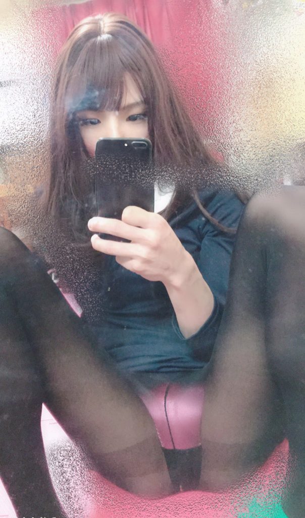 【18歳～20代女装娘エロ画像】Ⅿ字開脚でピンク色のサテンパンティをパンチラする姿がエッチな男の娘 ひかりちゃん