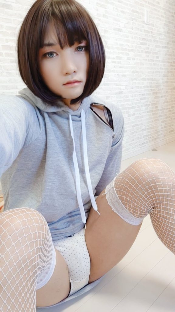 【18歳～20代女装娘エロ画像】純白ドット柄パンティをパンモロする姿がエッチ過ぎる男の娘 かなかなちゃん