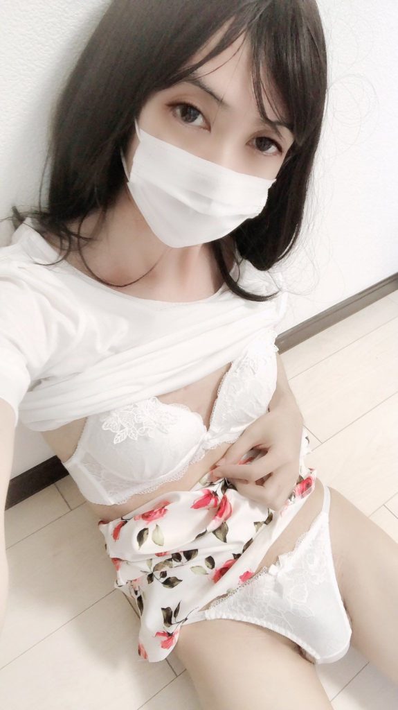 【18歳～20代女装娘エロ画像】純白パンティとブラを丸出しにして晒す下着姿がエッチ過ぎる男の娘 ゆうちゃん