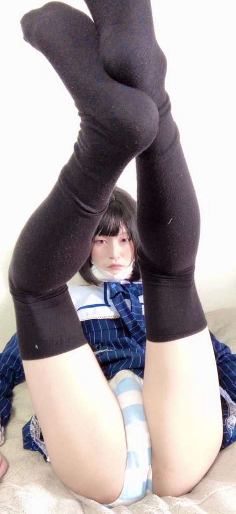 【18歳～20代女装娘エロ画像】横縞下着をパンモロしながらお尻に食い込まさせて晒す姿がエッチ過ぎる男の娘 れびちゃん