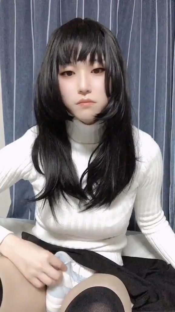 【18歳～20代女装娘エロ動画】パンモロしながらペニスを勃起させて下着を膨らませる姿がエッチ過ぎる男の娘 れびちゃん